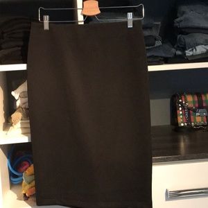 Classic pencil skirt with a real style touch in back. A long gold zipper👍🏽